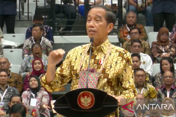 Masyarakat harus tanam pohon sebanyak mungkin di Jakarta, ajak Jokowi
