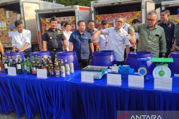 Mendag memusnahkan barang terlarang senilai Rp7 miliar di Makassar