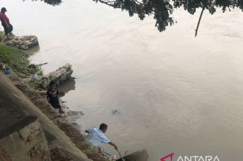 Anak-anak nekad bermain di sekitar Sungai Palu yang diketahui banyak buayanya