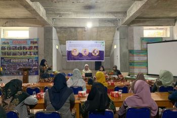Tim PM UNP beri pendampingan pencegahan stunting melalui olahan Ikan Bilih di Malalo