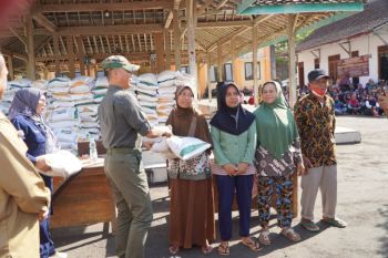 Pemkab Gunungkidul menyalurkan bantuan beras kepada 5.687 KPM