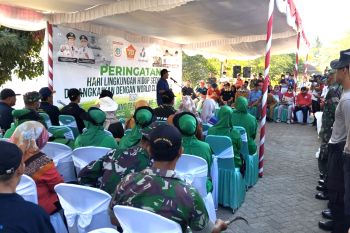 ASN Sumbawa Barat NTB membersihkan bantaran sungai