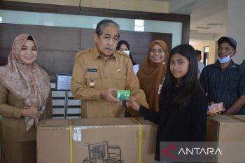 Bupati Sidrap menyerahkan bantuan Kemensos untuk penyandang disabilitas