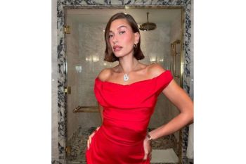 Cara gunakan tren riasan strawberry ala Hailey Bieber