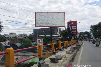 Trotoar jembatan 1 Palu mulai diperbaiki