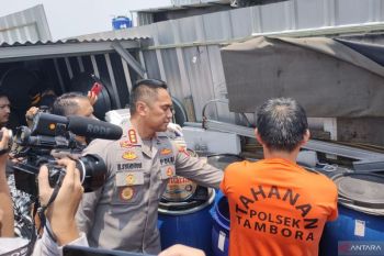Polisi ungkap pabrik miras ilegal kedok rumah konveksi