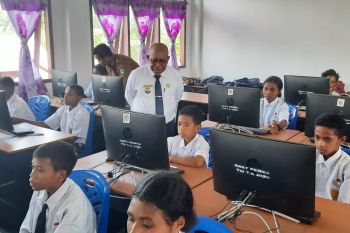 Teluk Wondama upayakan tambah sarpras pendidikan