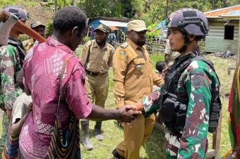 Satgas Mobile Yonif Raider 300/Siliwangi damaikan pertikaian warga di Ilaga