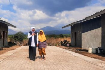 Khofifah serahkan kunci hunian tetap ke warga terdampak banjir