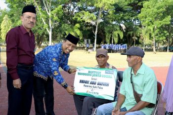 Pemkab Sumbawa Barat menyalurkan bansos ke 1.701 keluarga miskin ekstrem