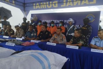 Lanal Dumai amankan kapal bermuatan pakaian bekas ilegal di Perairan Rohil