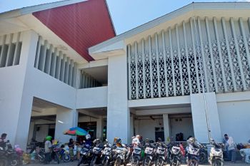 Pengunjung keluhkan bayar parkir dua kali di Pasar Renteng Loteng