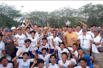 Emas sepak bola milik Lahat