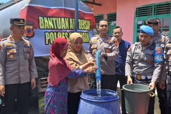 Polres Kuningan salurkan 10 ribu liter air bantu warga kekeringan