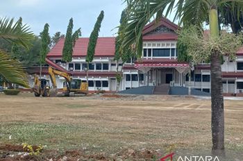 Revitalisasi tiang bendera dan pagar mulai dilakukan di Kantor Wali Kota Palu