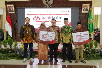 Bank Jatim serahkan bantuan perbaikan 10 RTLH di Bondowoso