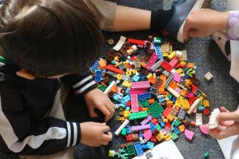 Manfaat bermain 'bricks' pada tumbuh kembang anak
