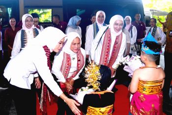 Iriana Jokowi-pelajar dialog moderat sejak dini