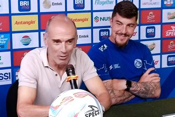 Pelatih Arema FC curahkan seluruh idenya hadapi Persebaya