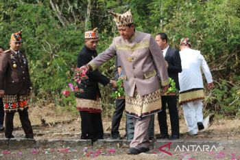 Pemkab Lampung Barat ziarah di makam masal korban gempa Liwa 1994