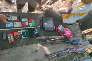 TNI-Polri tangkap anggota KKB beserta tiga senjata rakitan di Bintuni Papua Barat