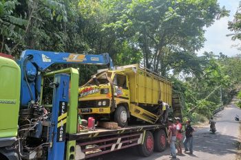 Truk pengangkut pemain Gendang Belek terguling di jalan Desa Bonjeruk