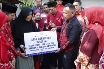 Bupati Nanang Ermanto kembali salurkan bantuan bedah rumah untuk dua warga Sidorejo