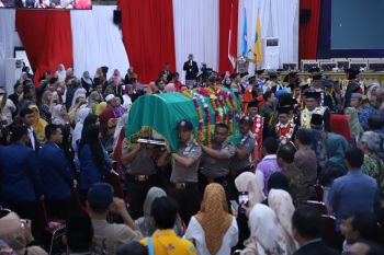 Gubernur Lampung dan Rektor Lepas Jenazah Rektor Pertama Unila