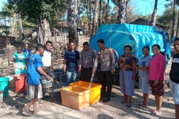 Polres Kupang bantu air bersih bagi warga terdampak kekeringan