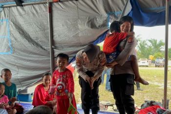 Polwan Polda Kalteng cegah trauma anak-anak terdampak unjuk rasa