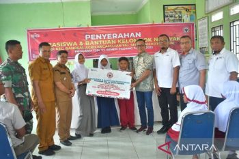 Semen Padang serahkan bantuan alat tangkap ikan-beasiswa Rp140 juta