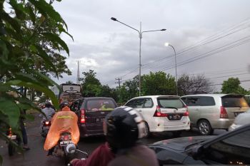 PT Jasa Raharja Parepare memberi bantuan helm SNI pada siswa