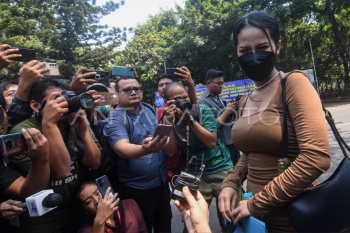 Siskaeee diperiksa sebagai saksi kasus rumah produksi film porno
