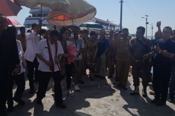 Penjabat Bupati Sitaro dijemput secara adat di Pelabuhan Pehe
