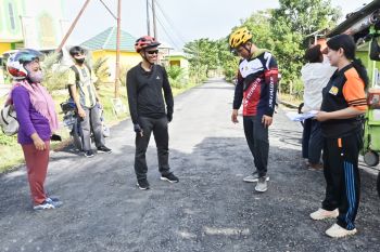 Berkeliling dengan sepeda, Bupati Lamandau tinjau peningkatan jalan kota