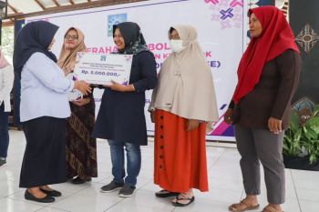 Sleman menyalurkan bantuan usaha bagi perempuan rentan