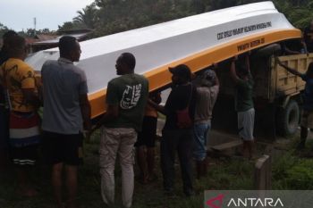 Disdik Jayapura serahkan speedboad untuk dua sekolah Distrik Airu
