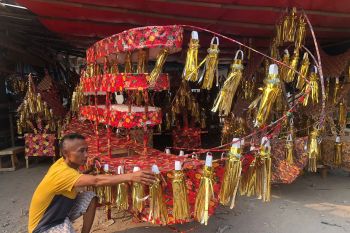 Pengrajin hiasan Panjang Mulud di Serang raup omzet jutaan rupiah