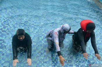 Benarkah mandi dengan membasuh kepala dulu sebabkan strok? Begini penjelasan pakar