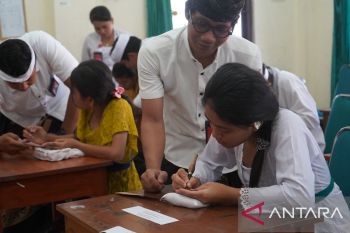 Siswa berkebutuhan khusus di Singaraja dididik menulis di lontar