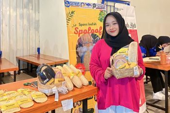 Mahasiswi Unmuh Jember kembangkan sandal dari tanaman gambas