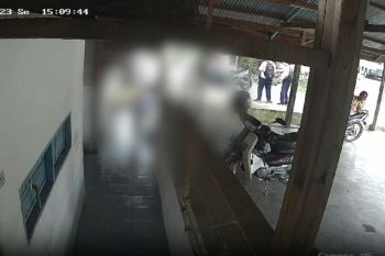 Rekaman CCTV siswa SD tewas tertimpa tembok runtuh saat berwudhu - Video