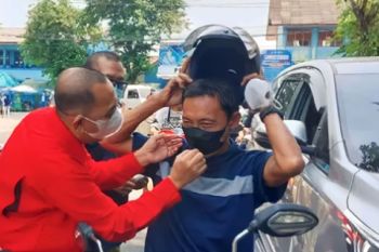 Relawan peduli asap PMI OKU distribusikan ribuan masker