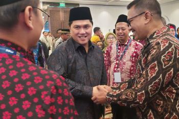 Erick Thohir hadiri pembagian 4.000 takjil di Masjid At-Thohir
