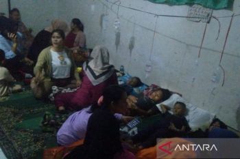 Puluhan warga keracunan makanan