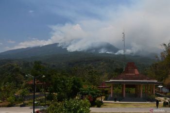 Area hutan dan lahan terbakar di Gunung Lawu dibom air