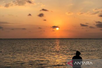 Menikmati indahnya matahari terbenam di Pantai Boneoge