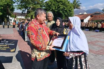 Bupati berikan penghargaan kepada 56 pembatik khas Garut