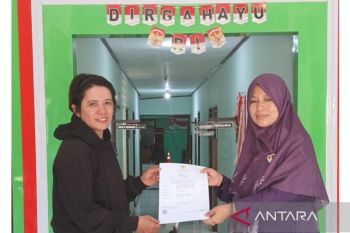 Kemenag serahkan sertifikat halal pelaku usaha di Kotamobagu