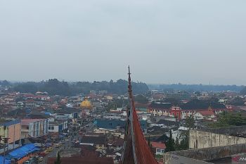 Wako Bukittinggi minta warga waspadai dampak kabut asap dan cuaca panas